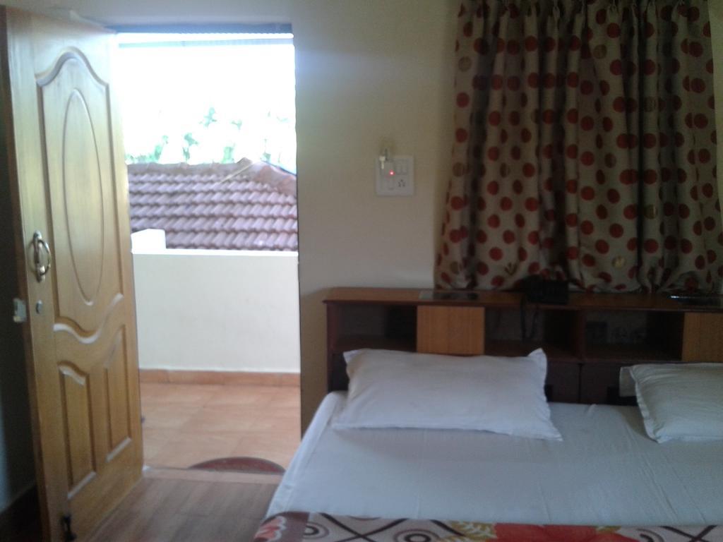 Ancora Beach Resort Baga Exterior photo